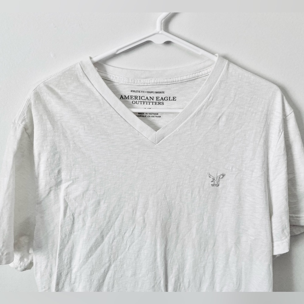 Mens American Eagle v-neck white tee